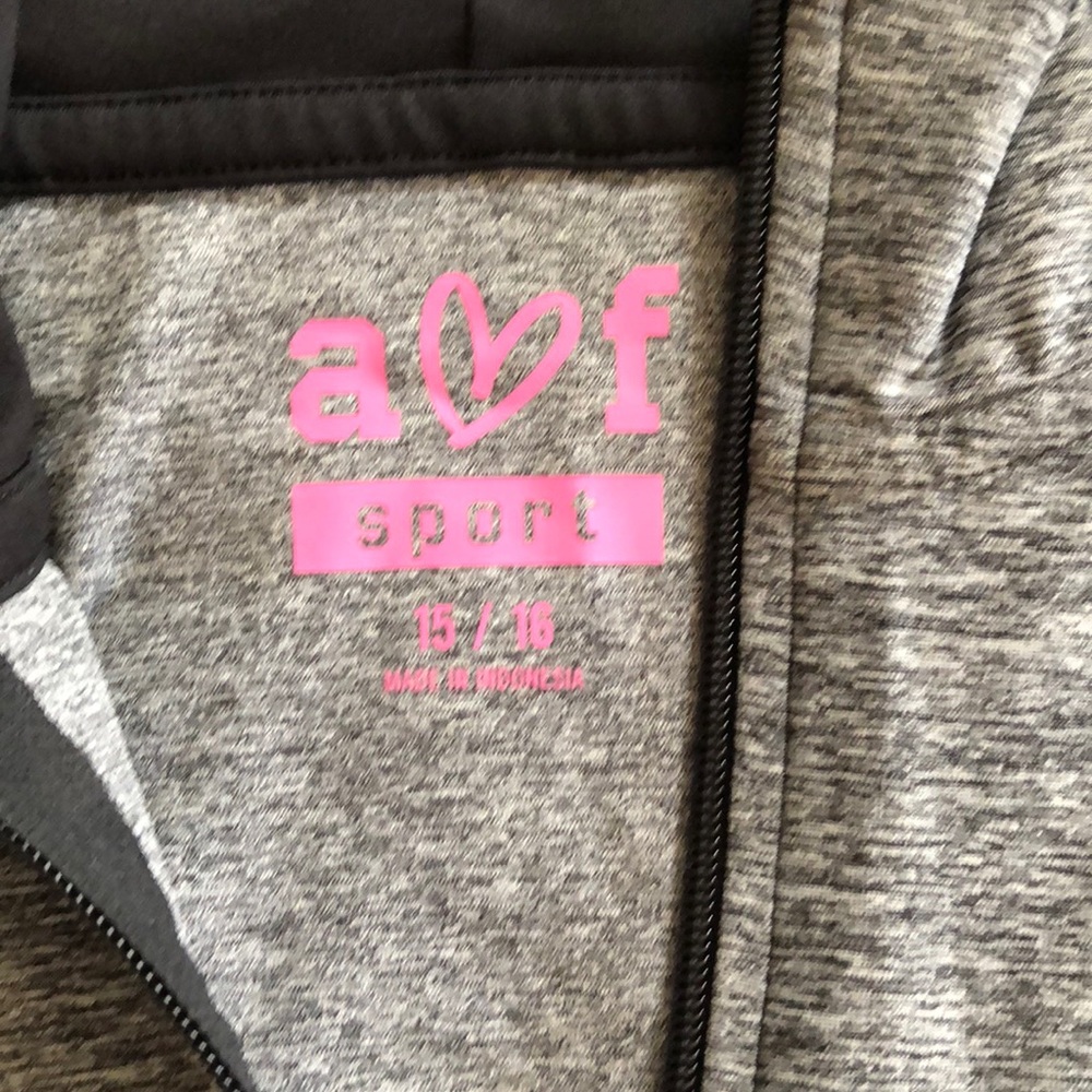 Sportswear - Picture 4 of 5